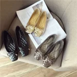 ballerines noires avec détails dorés